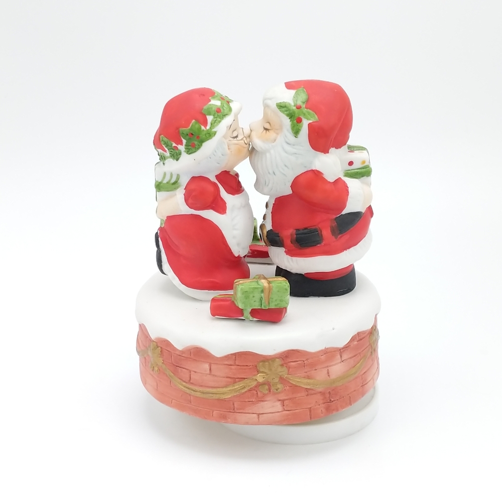 VTG Jasco Kissing Mr. And Mrs. Clause Music Box